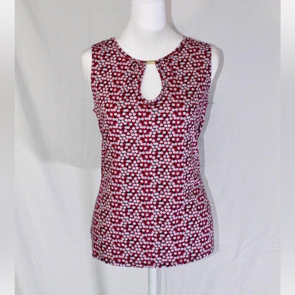 Sleeveless Keyhole Dot Shell Top in Magenta and White